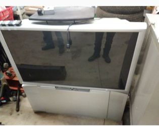 HITACHI FLOOR MODEL SURROUND TV