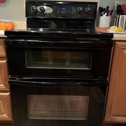 Rare, Nice  and Clean  Whirlpool Electric Double Oven Range   Still Hooked Up To Checkout!!!  Everything is functional   Great Deal $400
