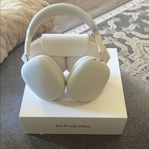 Apple AirPods Max in Sleek White