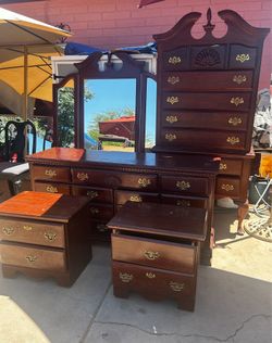🔥 Elegant Vintage Bedroom Set – 5 Pieces – Solid Wood