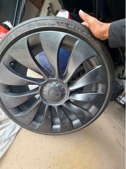 Tesla Y performance wheels and tires