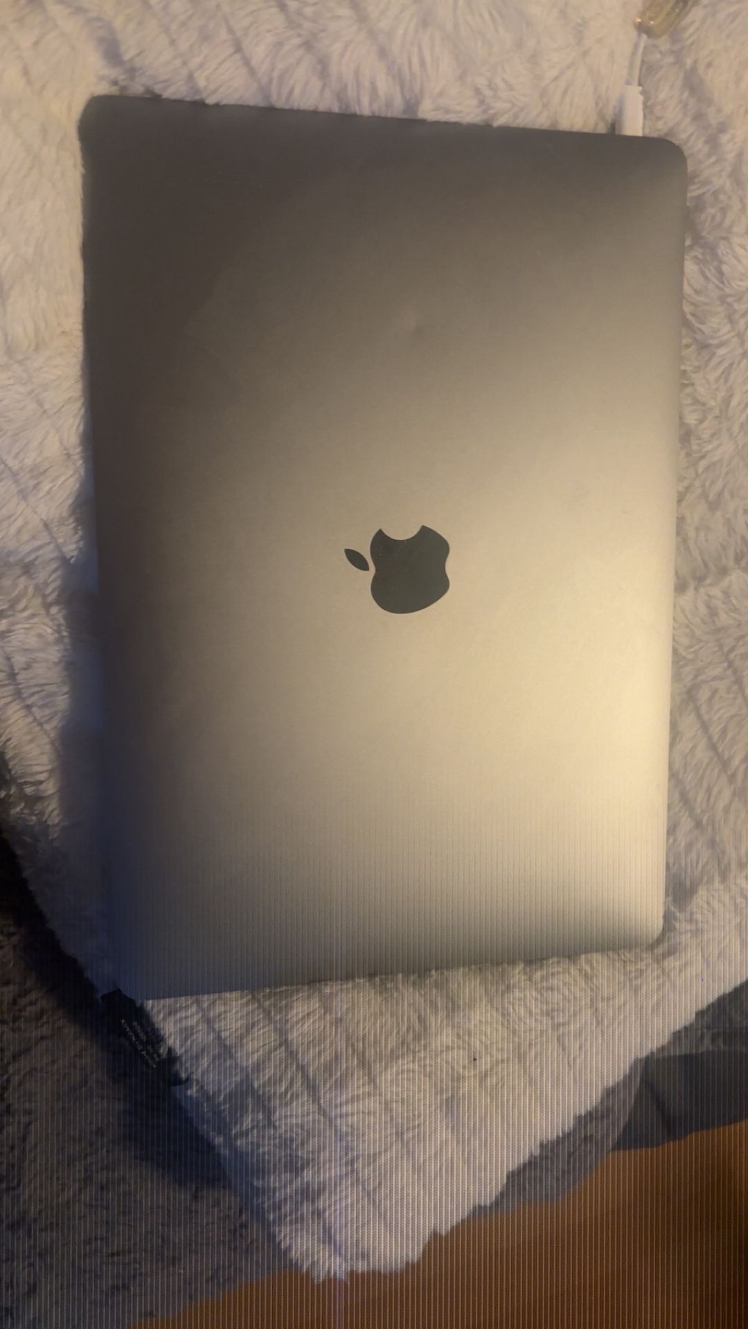 MacBook Air 2020 M1 – Broken Screen – Still Turns On