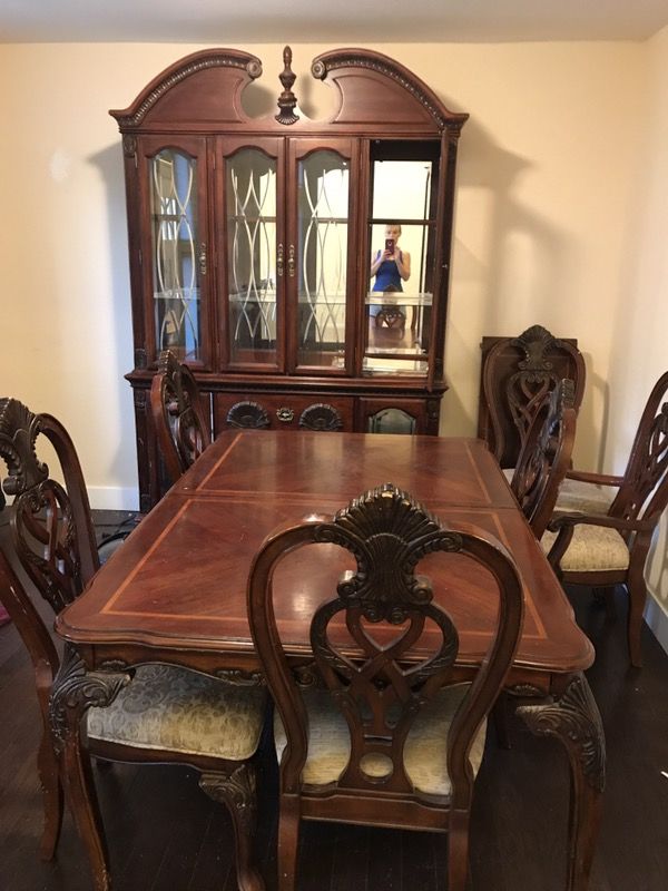 Kathy Ireland dining room set with eight chairs and Hutch