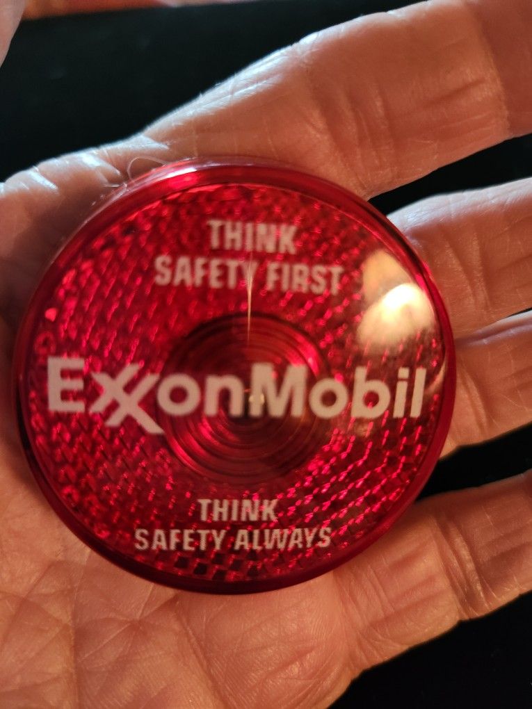 Exxon Mobil Flashing Safety Pin