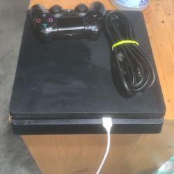 PS4 Slim 
