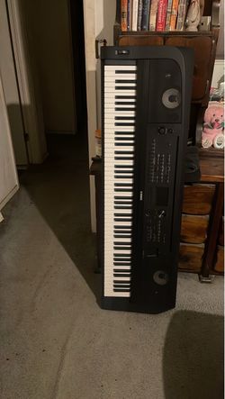 Yamaha DGX 670 Keyboard/Piano with Seat & Folding Stand