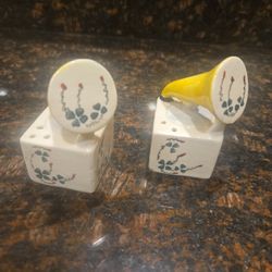 Vintage gramophone style salt & pepper shakers 🍀