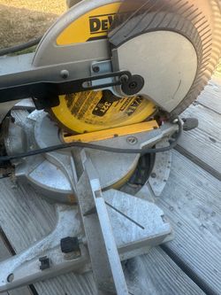 DeWalt DWS715 12” Compound Miter Saw – Excellent Condition