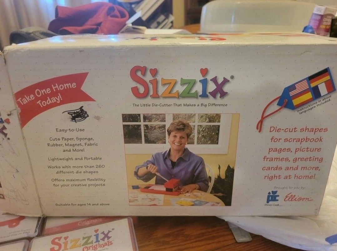 Sizzix Craft Machine and 4 Dies NEW