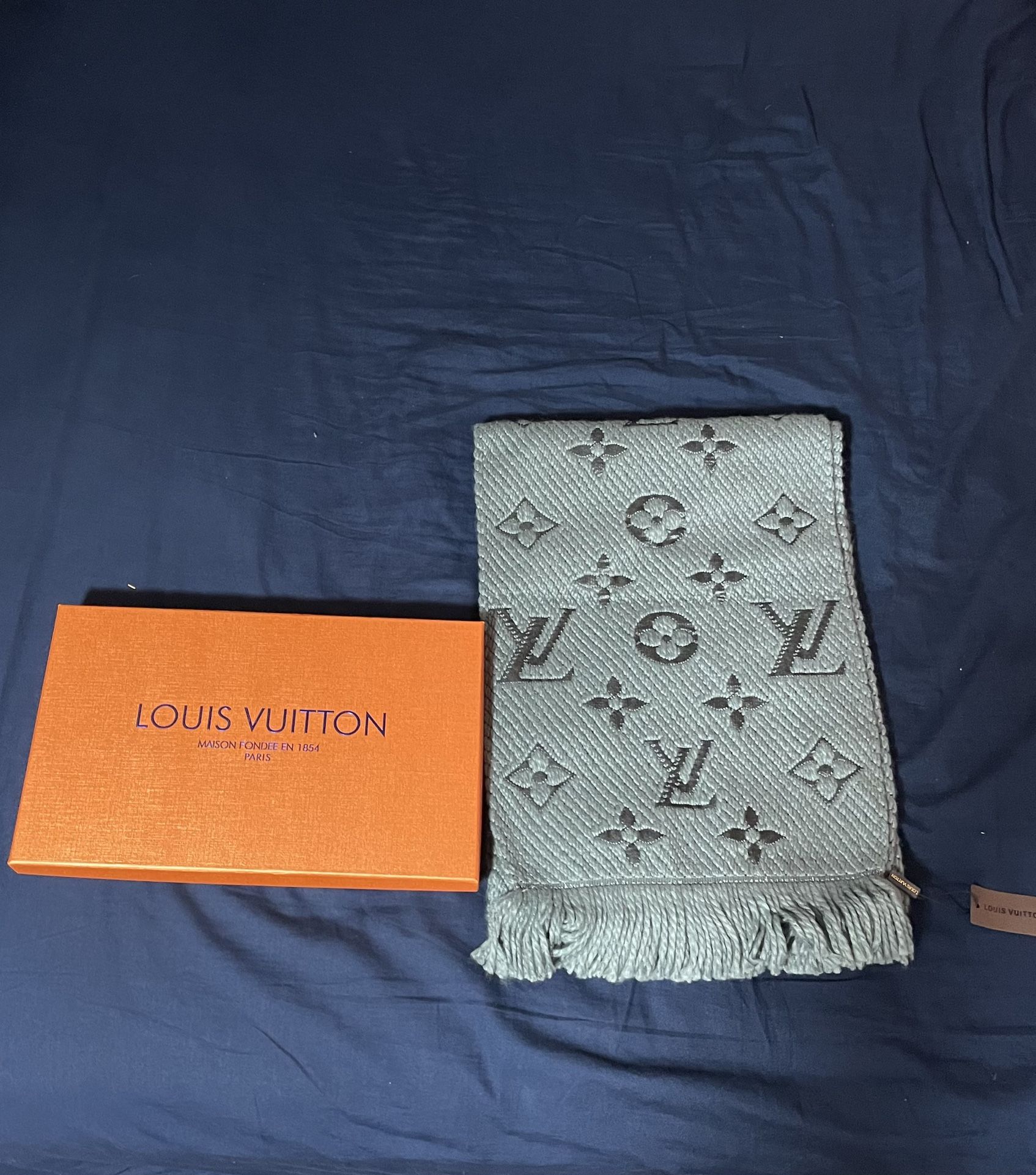 LV scarf
