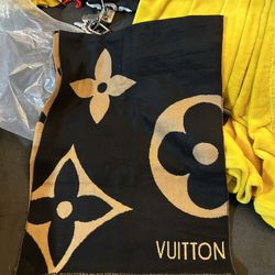 Selling Louis Vuitton Scarf