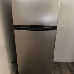 Frigidaire 7.5 Cu ft Mini Fridge 