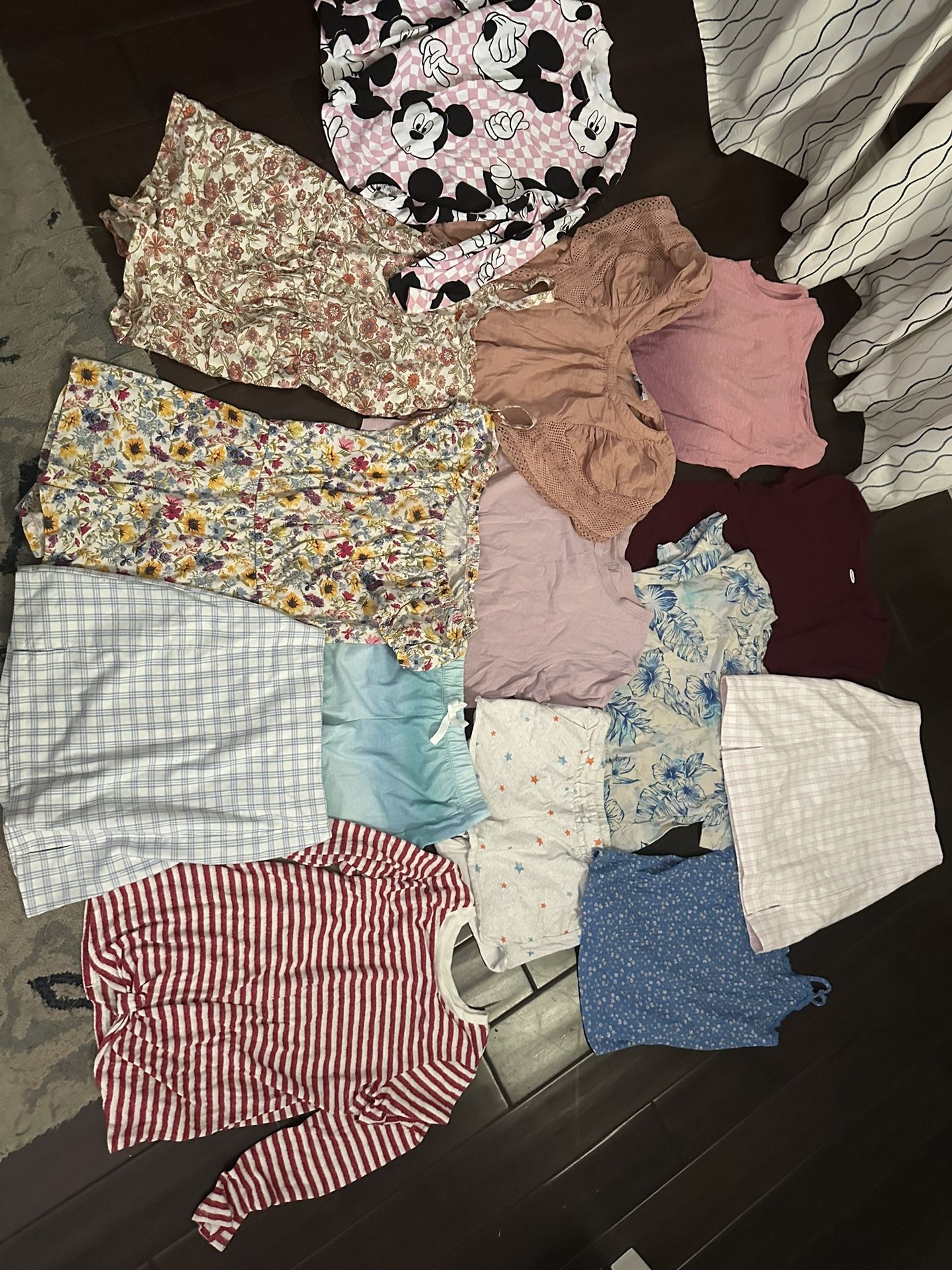 GIRLS LOT OF CLOTHES BRANDY MELVILLE ETC