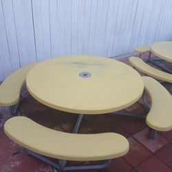 mesa   Para  niños  60 dolares 