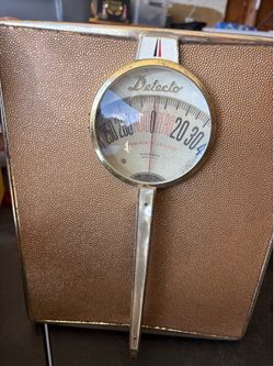Vintage working bathroom scale