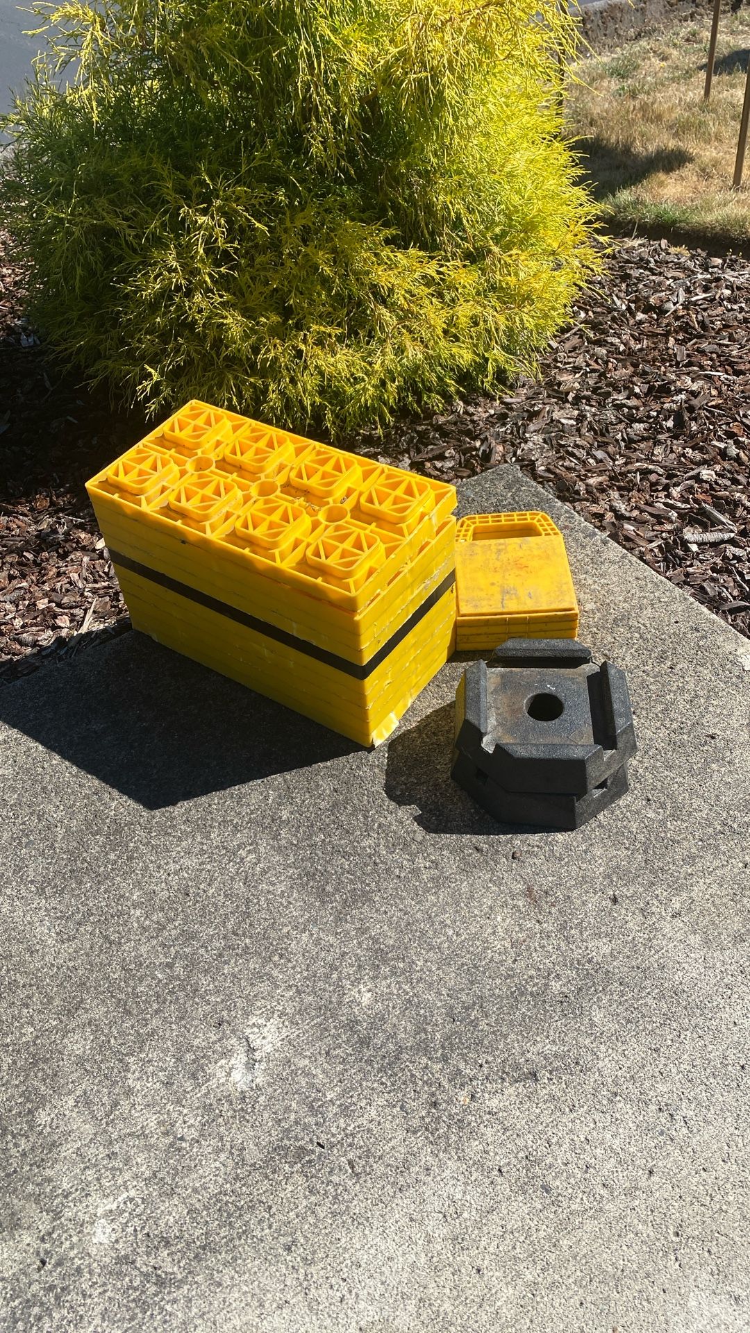 12 Leveling Pads And 2 Stabilizer Pads