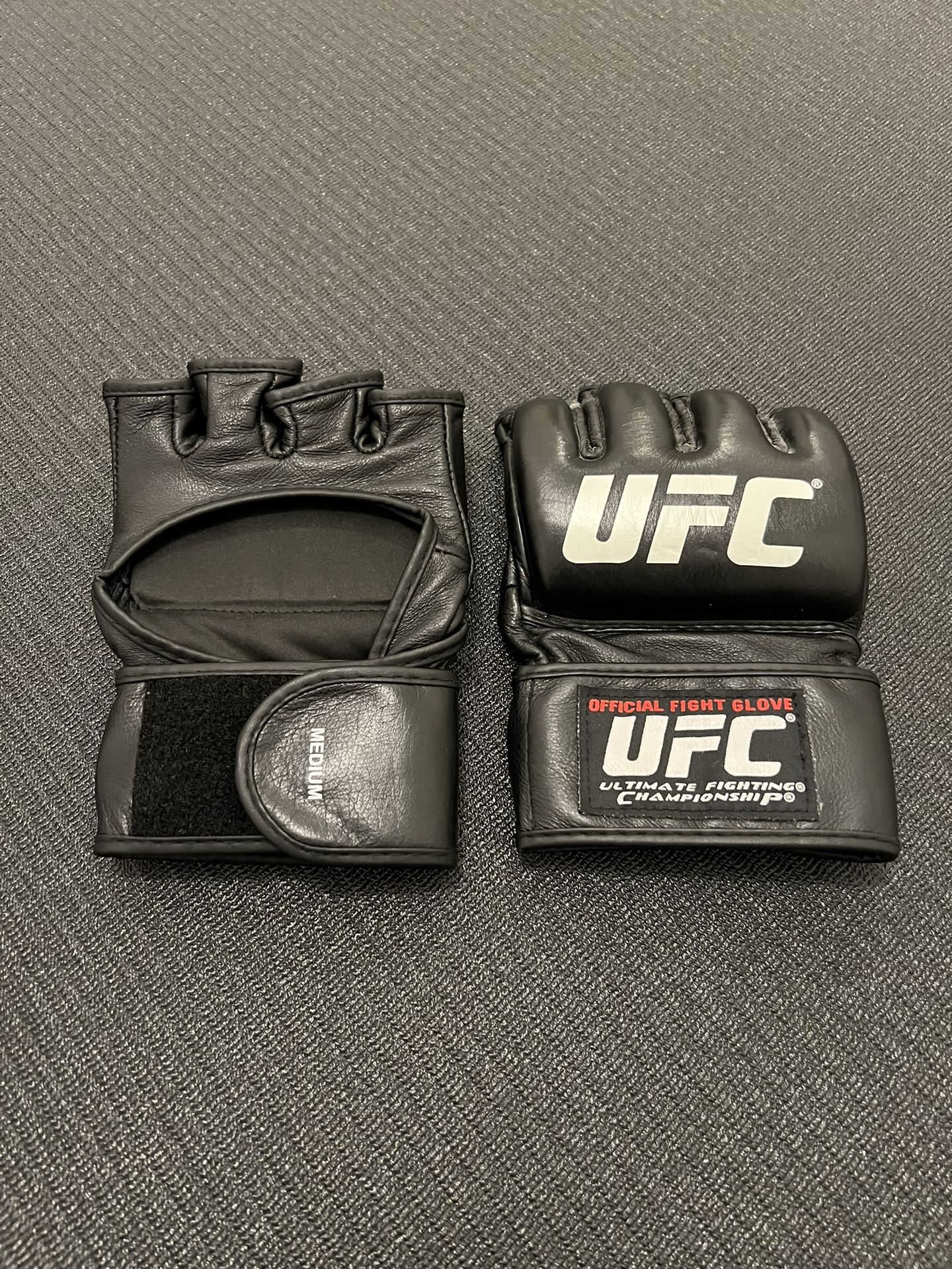 UFC official fight gloves from 2011, size Medium