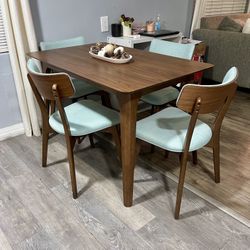 BEAUTIFUL TABLE 4 CHAIRS EXCELLENT CONDITION