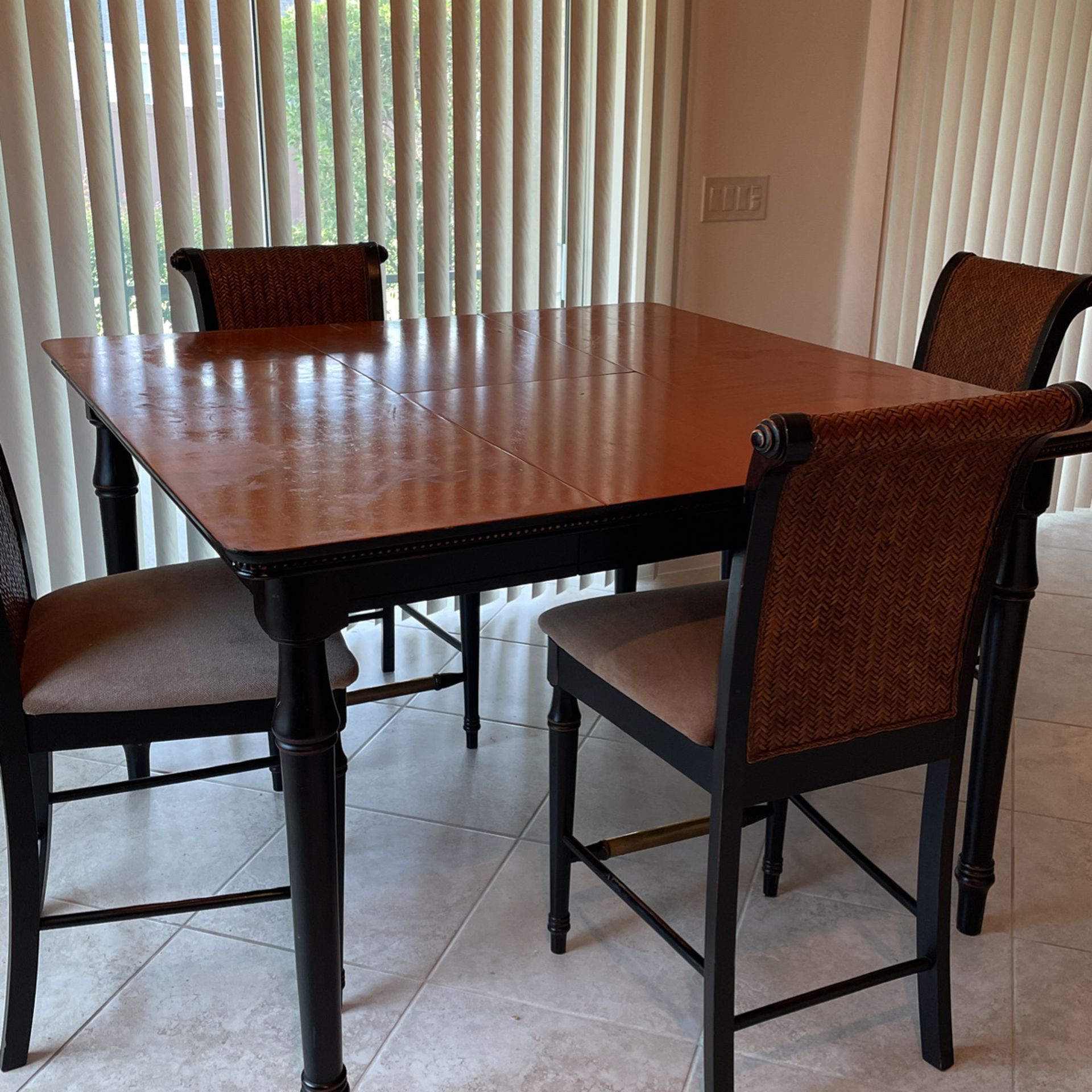 Wooden Kitchen Table /w 4 Chairs 