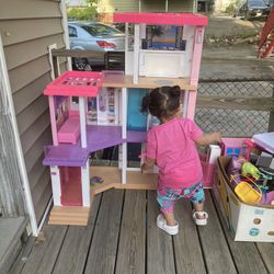 Doll House And Accessories 