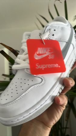 NIKE SB DUNK LOW SUPREME Size 8 Men’s