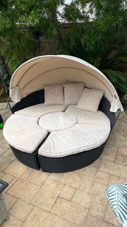 Outdoor Round Wicker Daybed with Canopy