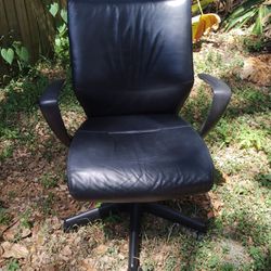 NICE ADJUSTABLE LEATHER OFFICE CHAIR 