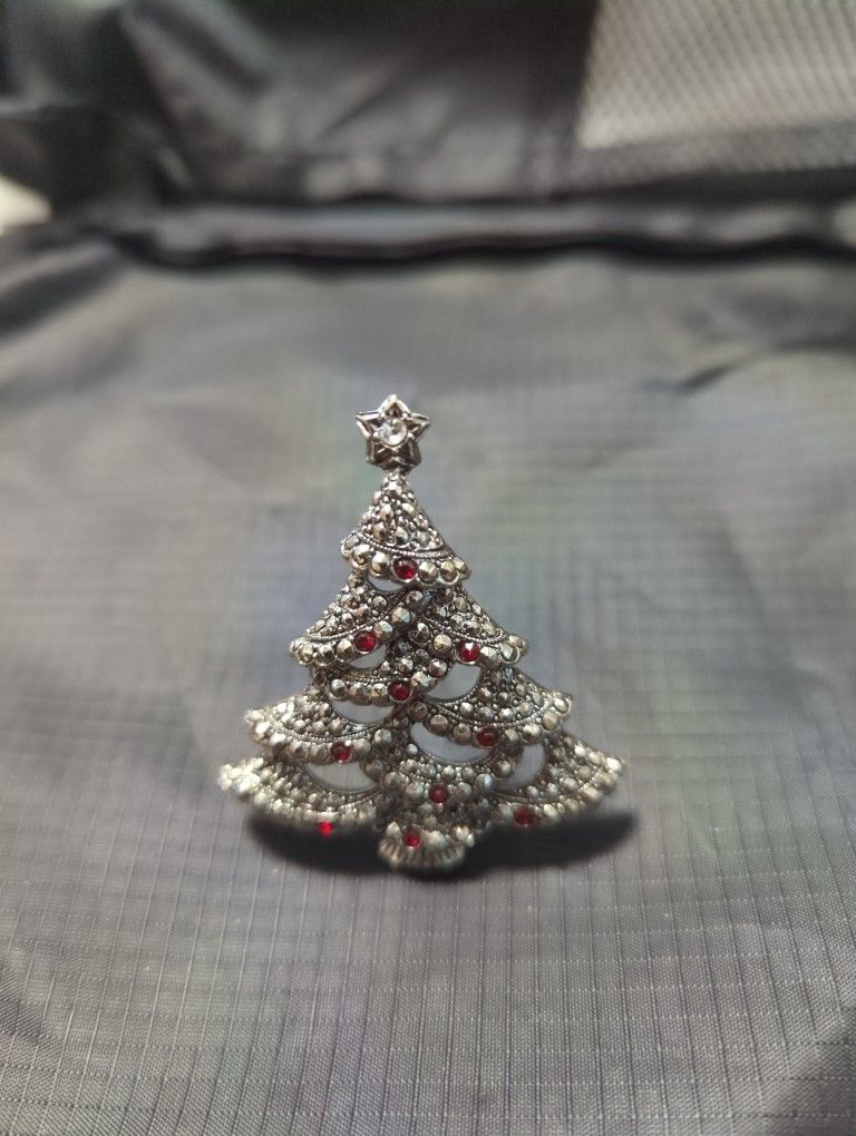 Pin Brooch Vintage 1990 Victorian Avon Christmas Tree.