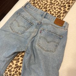 LEVI JEANS WOMENS SIZE 28