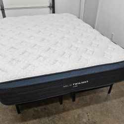 LIKE NEW! Helix Twilight Luxe Queen Mattress - Delivery Available