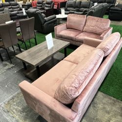 Pink Couch and Loveseat with Coffee Table / Sofá rosa y sofá de dos plazas con mesa de centro