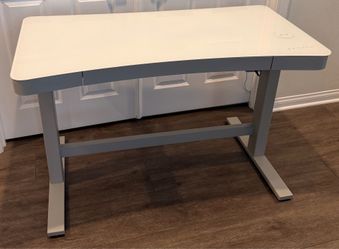 Modern White Electric Standing Desk – Adjustable Height