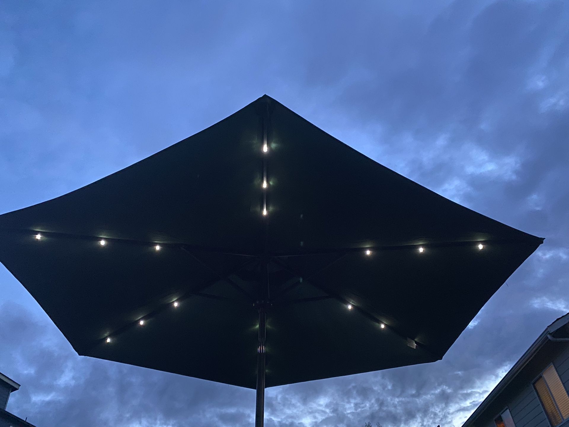 Costco Patio Outdoor Dinning Set With 9” Tilted Solar Light Umbrella for Sale in Kent, WA OfferUp