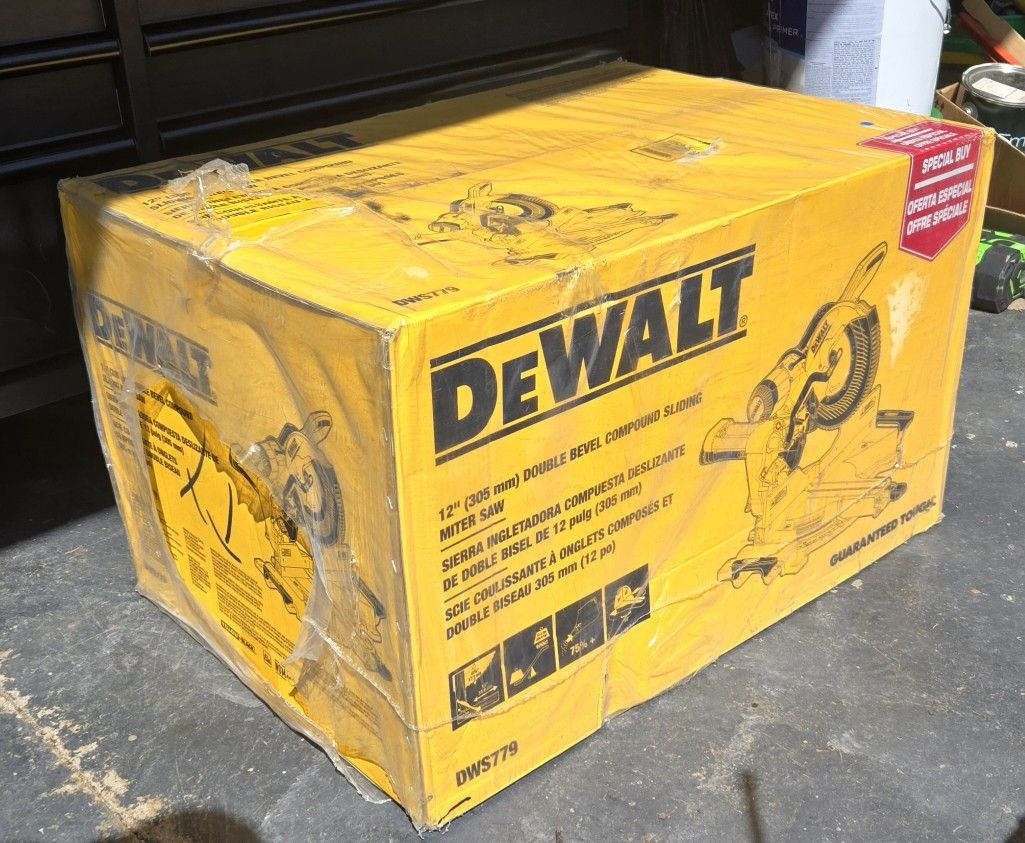 NEW DEWALT 15 Amp Corded 12 in. Double Bevel Sliding Compound Miter Saw, Blade Wrench DWS779