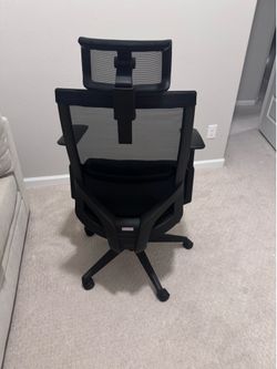 Ergonomic Office Chair with Adjustable Headrest & Footrest – Excellent Condition