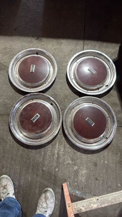 Cutlass Gbody Hub Caps 
