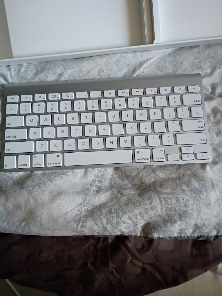 π Apple Magic Keyboard