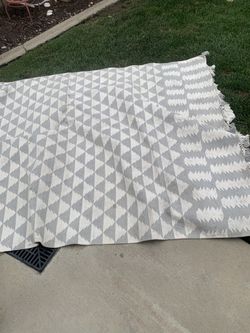 Serena & Lily Rug 5x7. GRAY AND WHITE