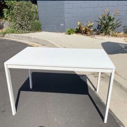 White wood expandable table 