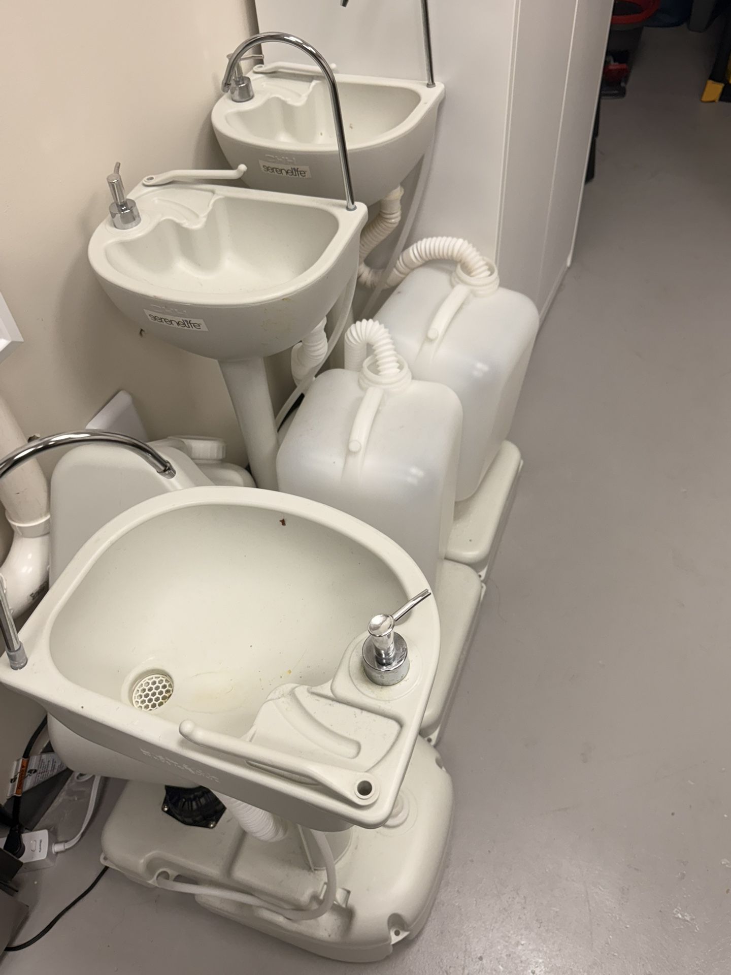 Portable sinks