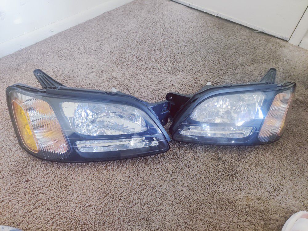 2000-2004 Subaru Legacy Headlights Driver Left and Passenger Right Side Halogen

