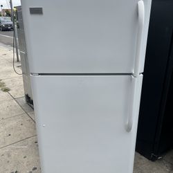 FRIGIDAIRE 30” TOP FREEZER REFRIGERATOR 