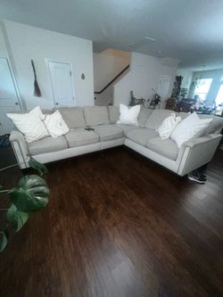 🛋️ Beige Sectional Couch – Cozy & Spacious – $550