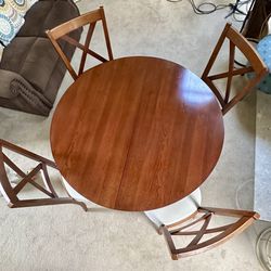 Dining Room Set: Table (expandable) 4 Chairs w/Hutch 