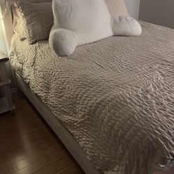 2 queen size beds with frames and headboards