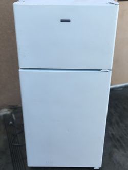 Hotpoint Fridge - it gets cold - with delivery