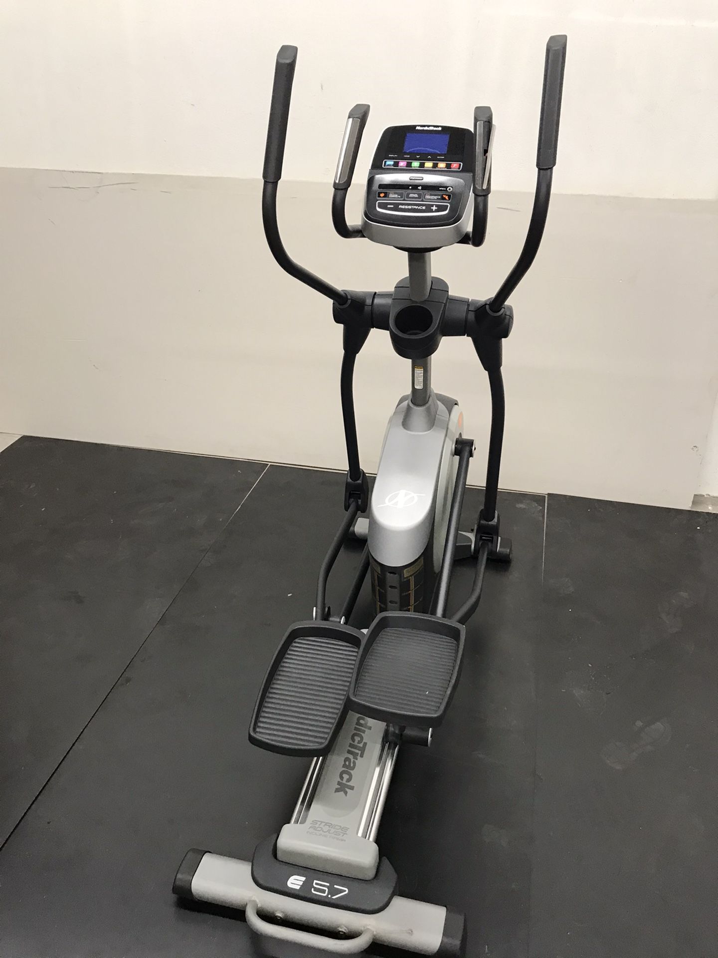 NORDICTRACK E5.7 ELLIPTICAL TRAINER for Sale in Fort Lauderdale, FL