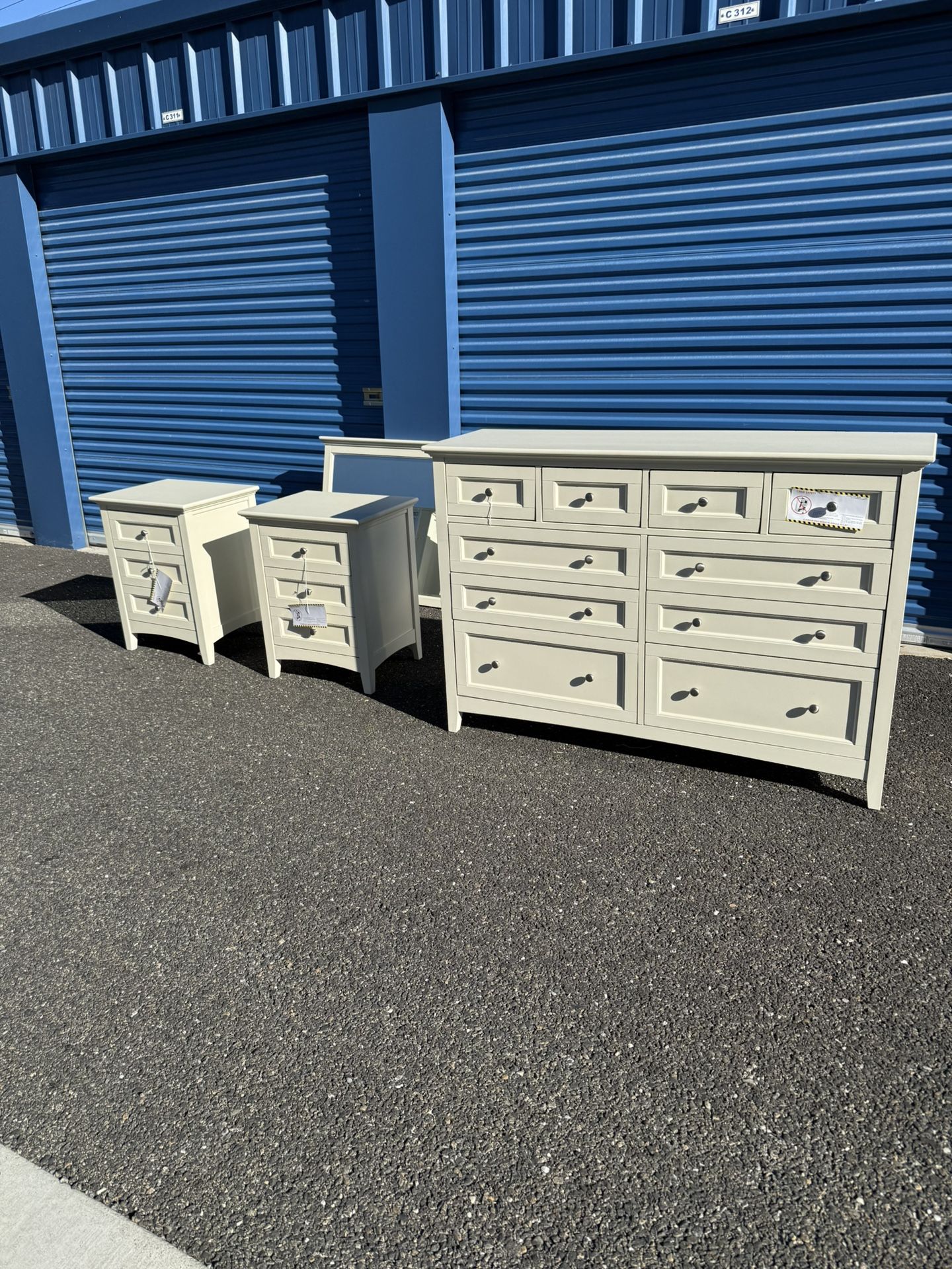Brand New White Bedroom Set Bed Set ! King Bed ! King Size Bed Frame, 2 Nightstands, Dresser And Mirror Free Delivery