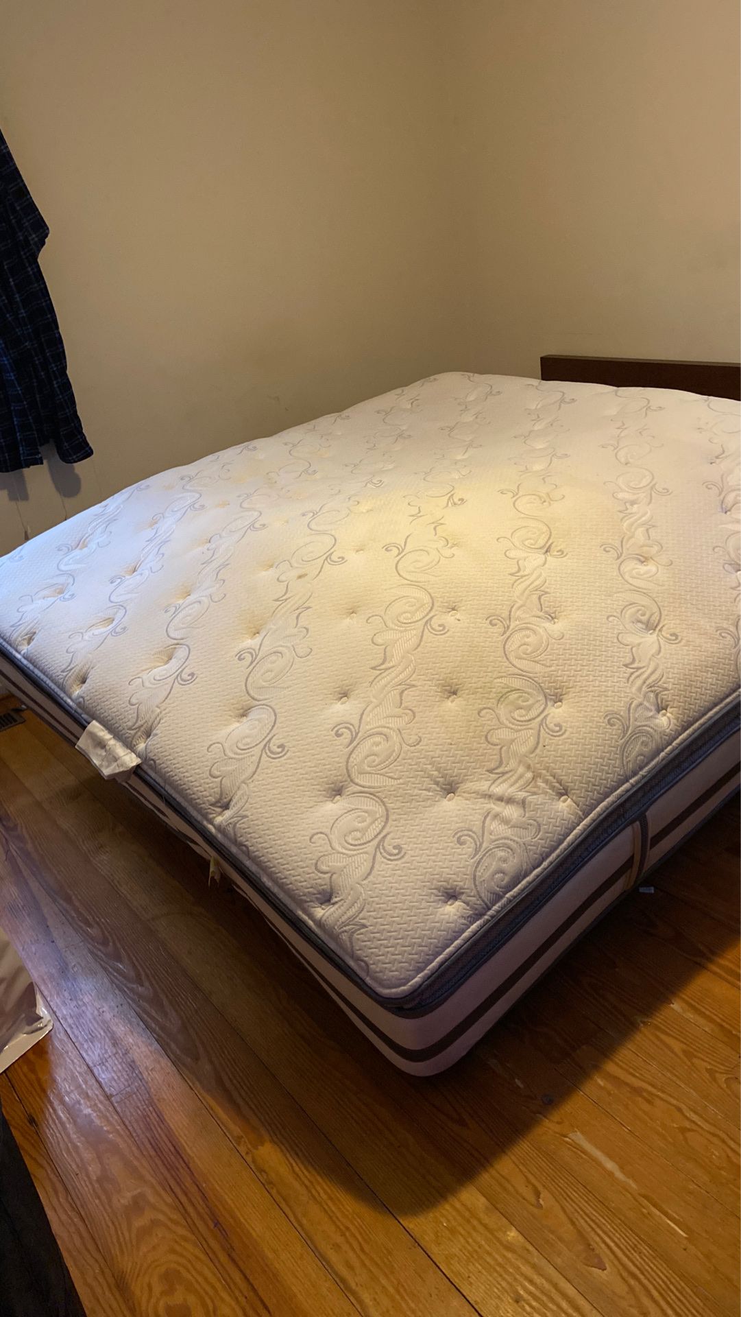 76 x 80 BeautyRest Pillowtop mattress.