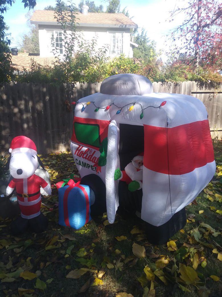 Large animated self inflated camper with santa that opens door & pops his head out